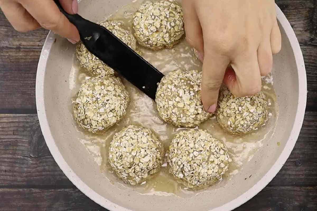 Հավի կոտլետներ սնկային սոուսով