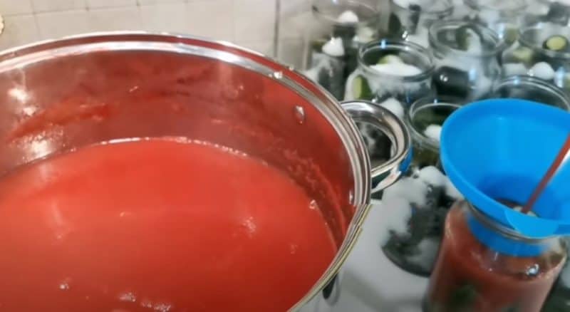 Վարունգը լոլիկի հյութի մեջ.
