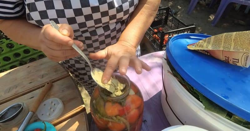Լոլիկի թթու դույլի մեջ