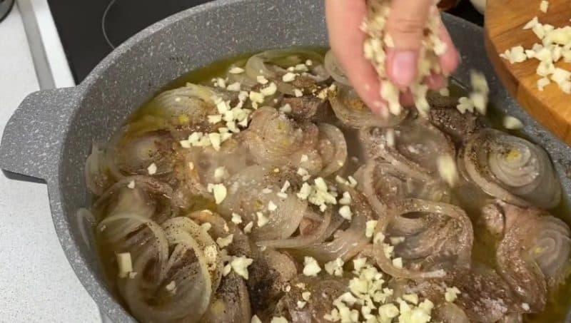 Շոգեխաշած միս