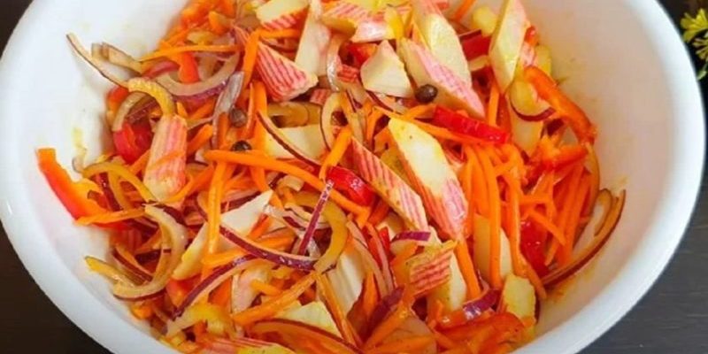 Ծովախեցգետնի ձողերով և գազարով աղցան