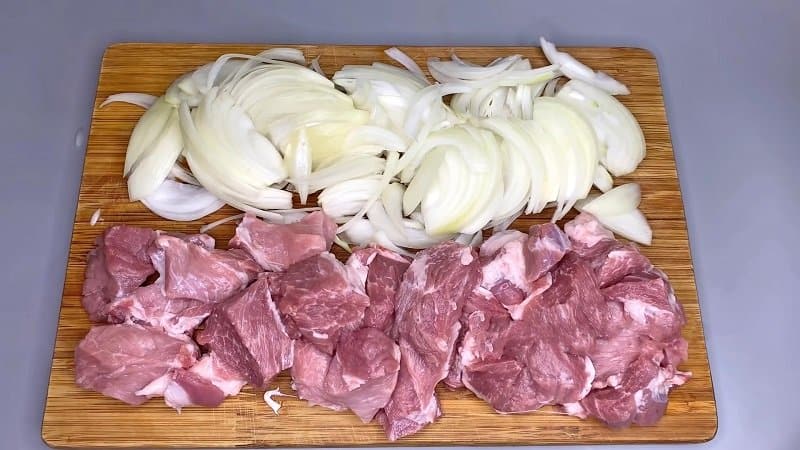 Խոզի միսը թթվասերով