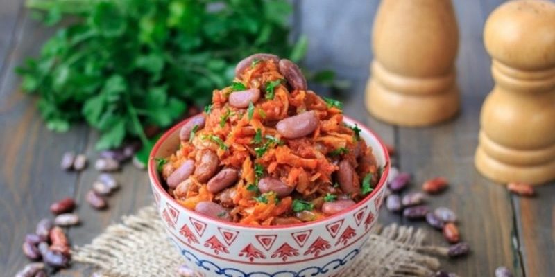 Շոգեխաշած կաղամբ լոբով